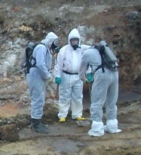 asbesthaltige Fußbodenplaten in Big Bags fertig zum Abtransport